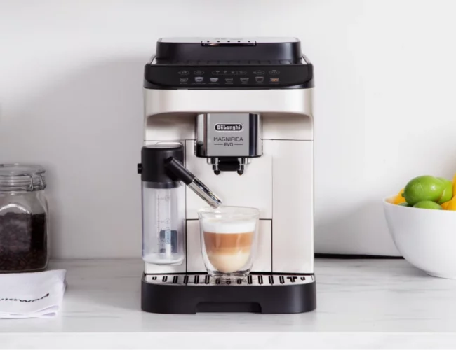 Concours « Boutique de la Balayeuse » : Gagnez une machine à espresso automatique De’Longhi Magnifica Evo d’une valeur de 1200$.